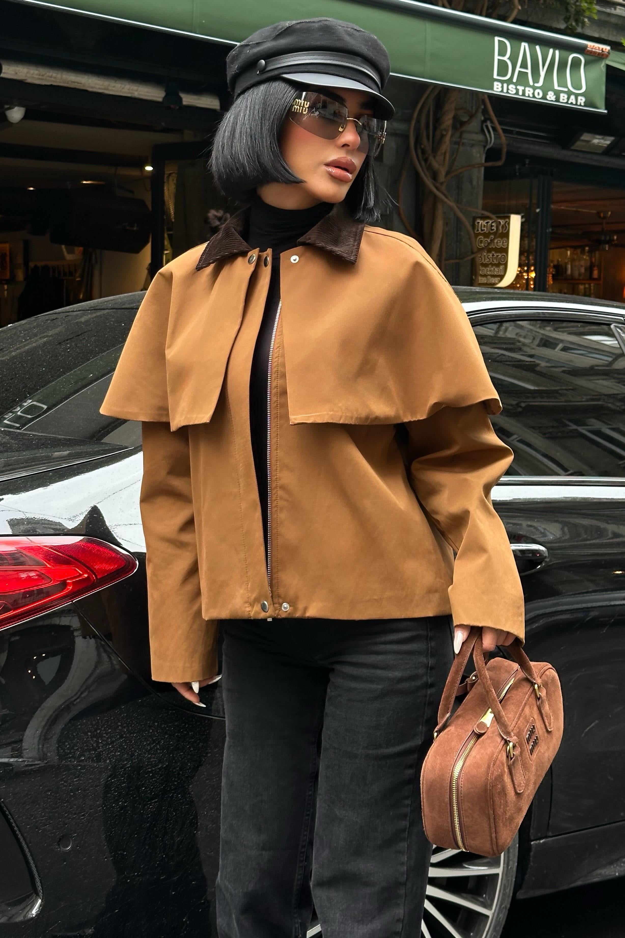 Trençkot Stil Pelerinli Ceket – Kadife Yaka Detaylı Kısa Mont – Camel