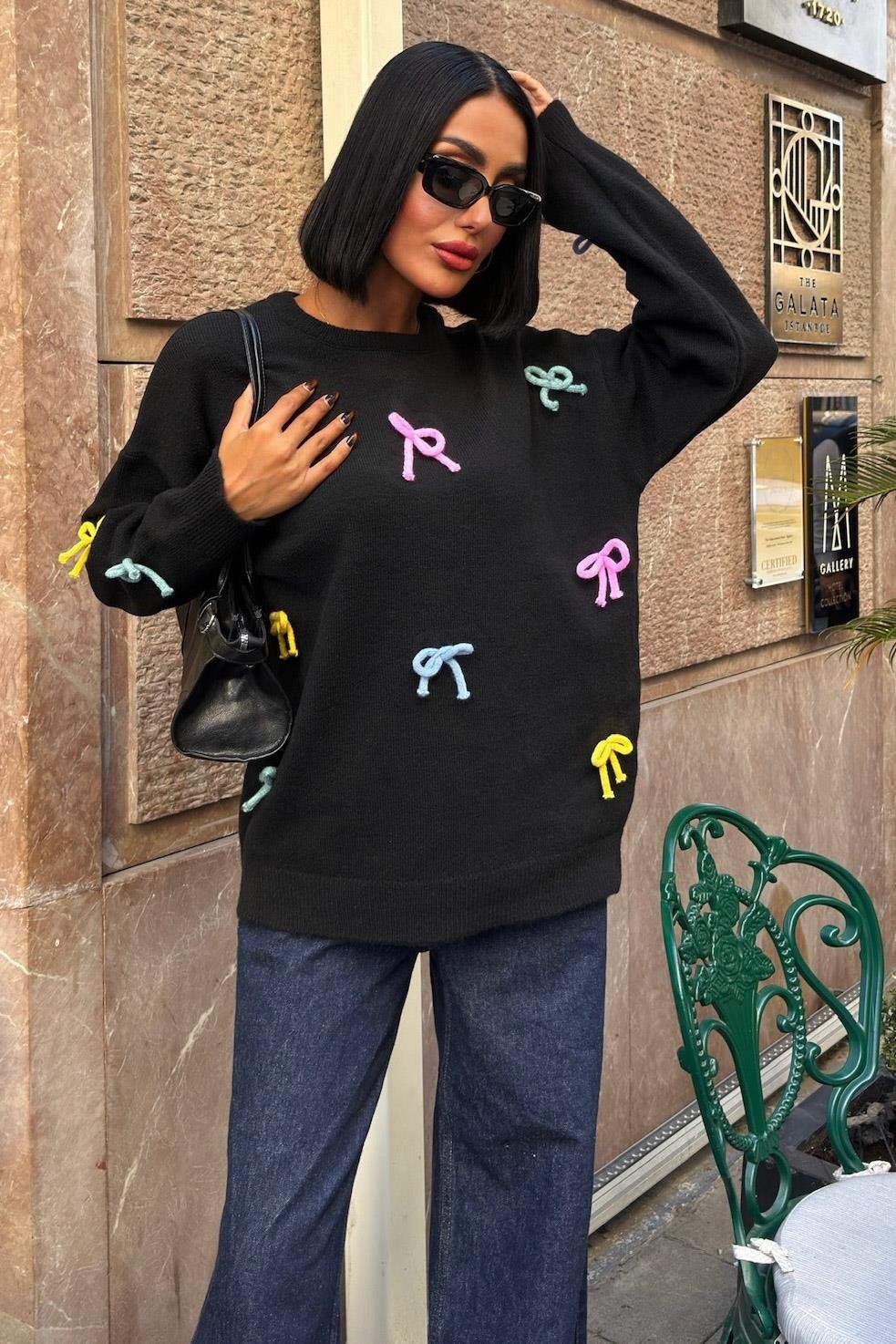 Renkli Fiyonk Detaylı Oversize Triko Kazak – Günlük Şıklığın En Tatlı Hali 🎀 – Siyah