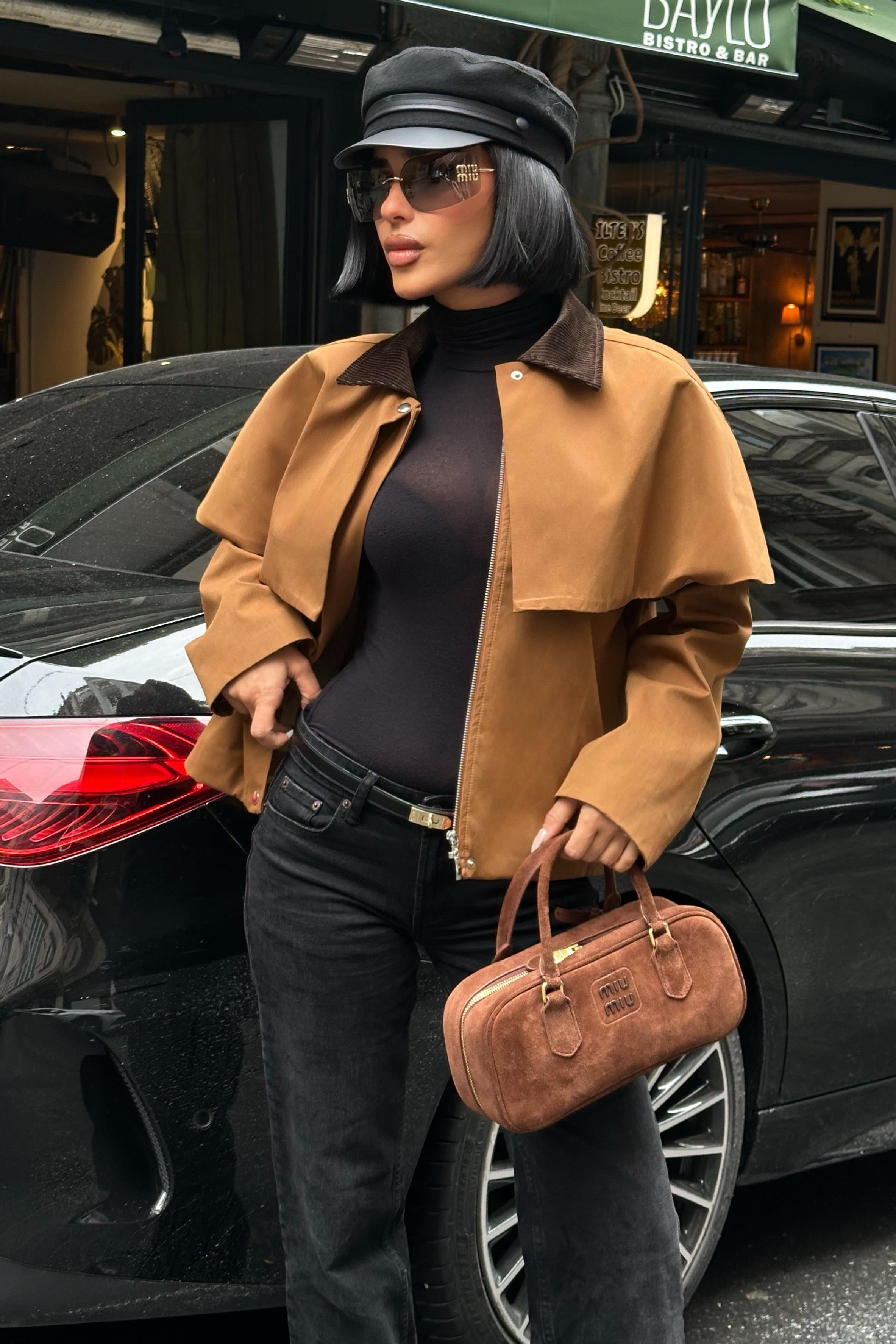 Trençkot Stil Pelerinli Ceket – Kadife Yaka Detaylı Kısa Mont – Camel