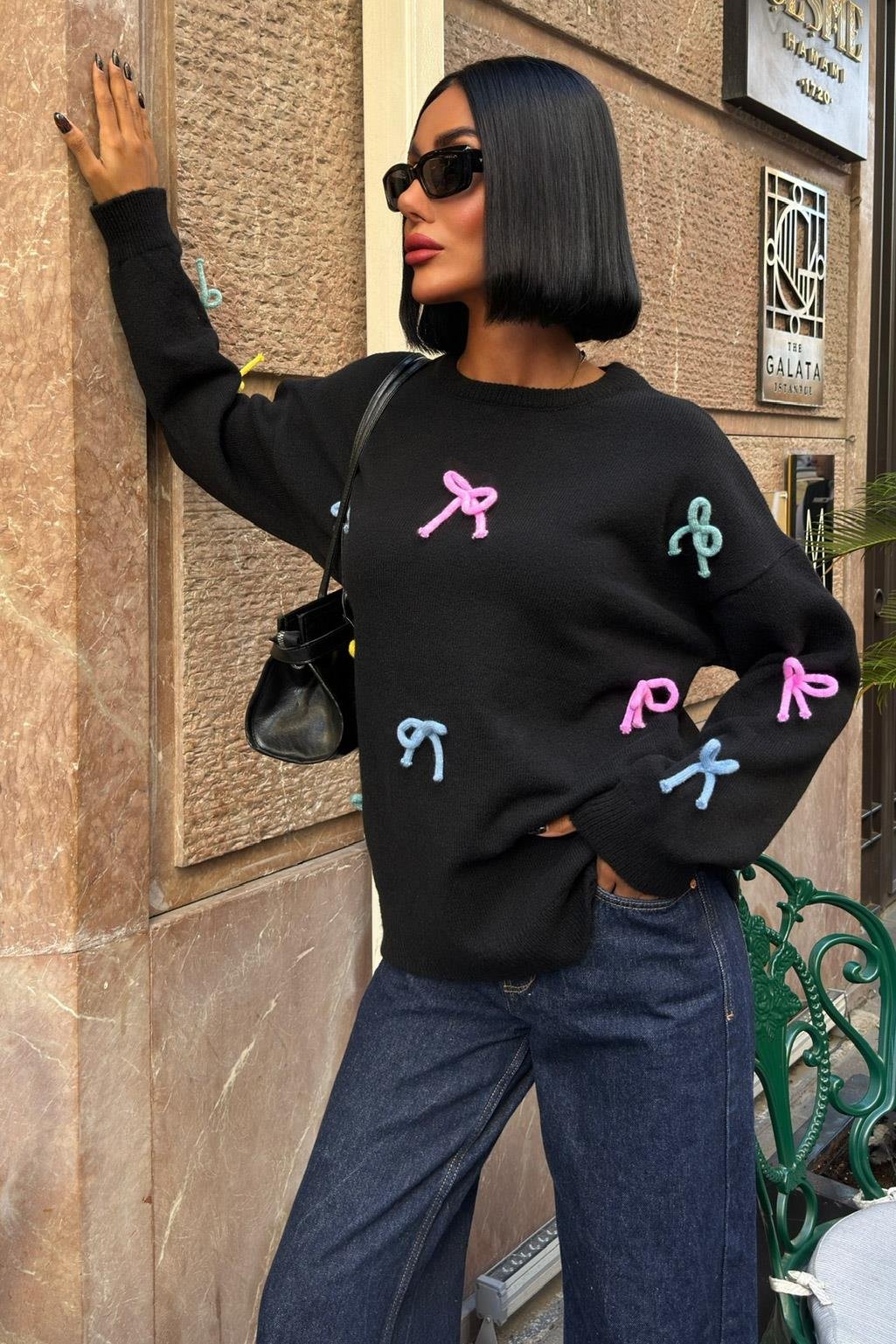 Renkli Fiyonk Detaylı Oversize Triko Kazak – Günlük Şıklığın En Tatlı Hali 🎀 – Siyah