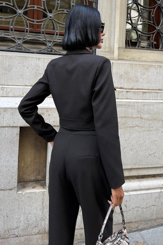 Blazer ve Pantolon Takımı – Kadınlar İçin Modern İş Kıyafeti