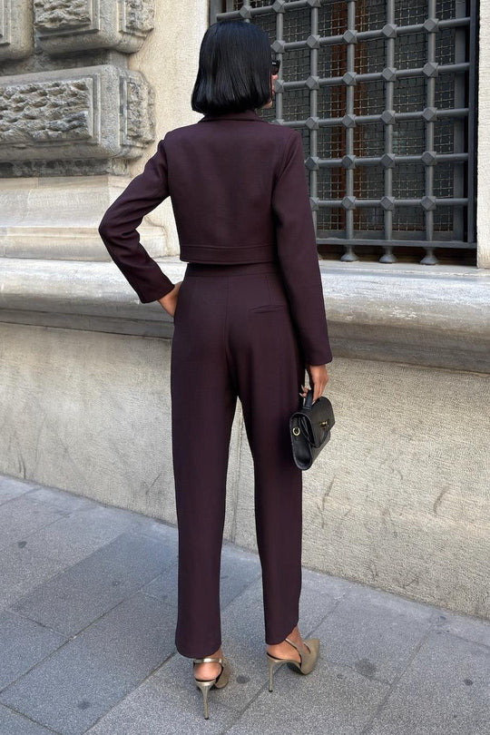 Blazer ve Pantolon Takımı – Kadınlar İçin Modern İş Kıyafeti