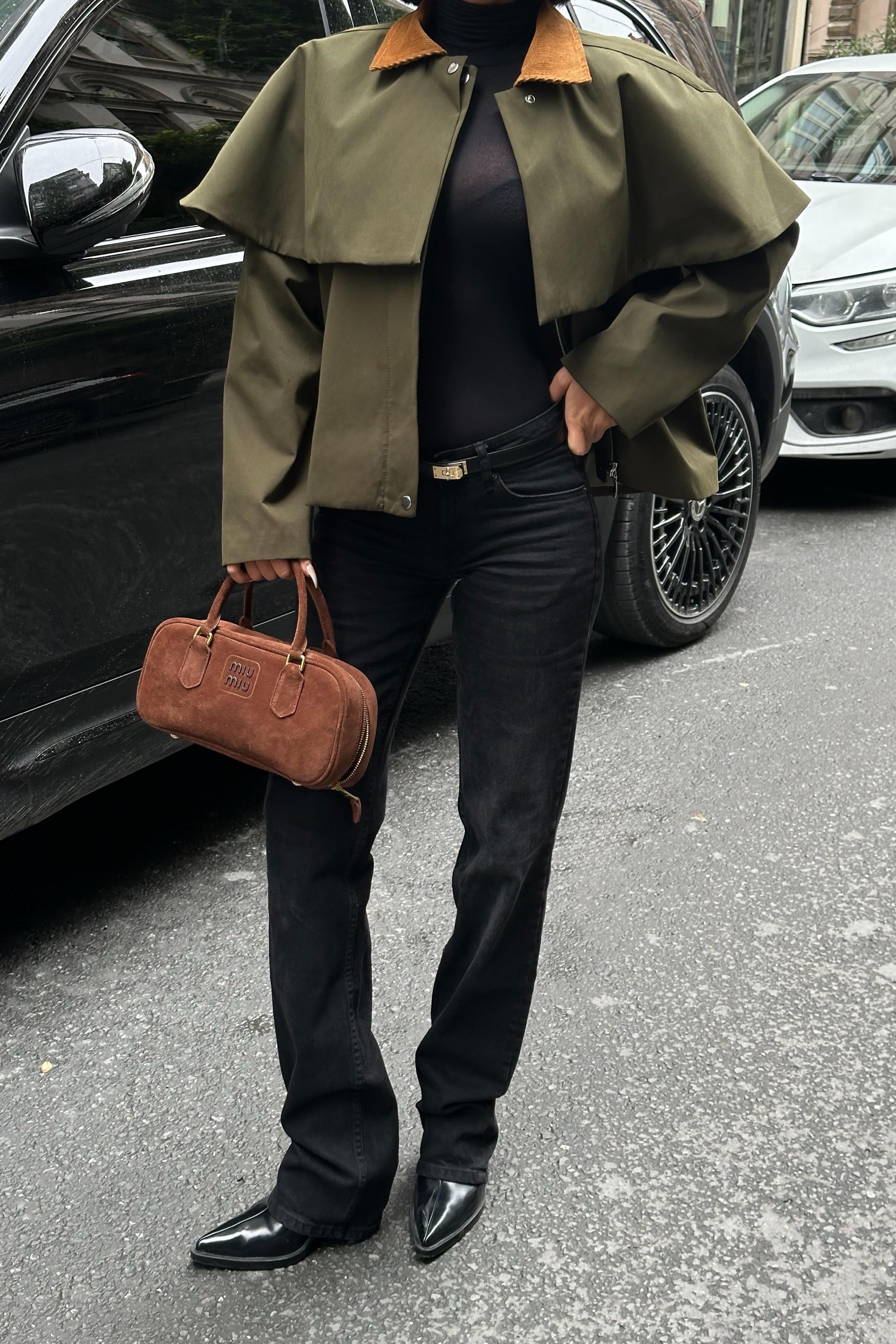 Trençkot Stil Pelerinli Ceket – Kadife Yaka Detaylı Kısa Mont – Yeşil