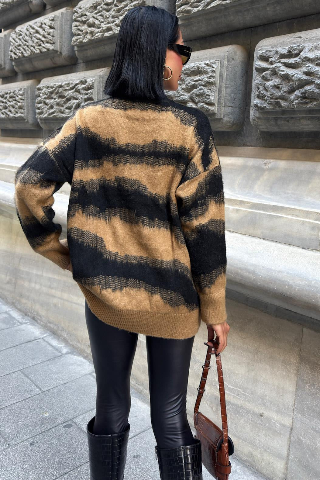 Geçişli Renk Detaylı Şardonlu Kazak – Oversize Bisiklet Yaka Triko – Beyaz