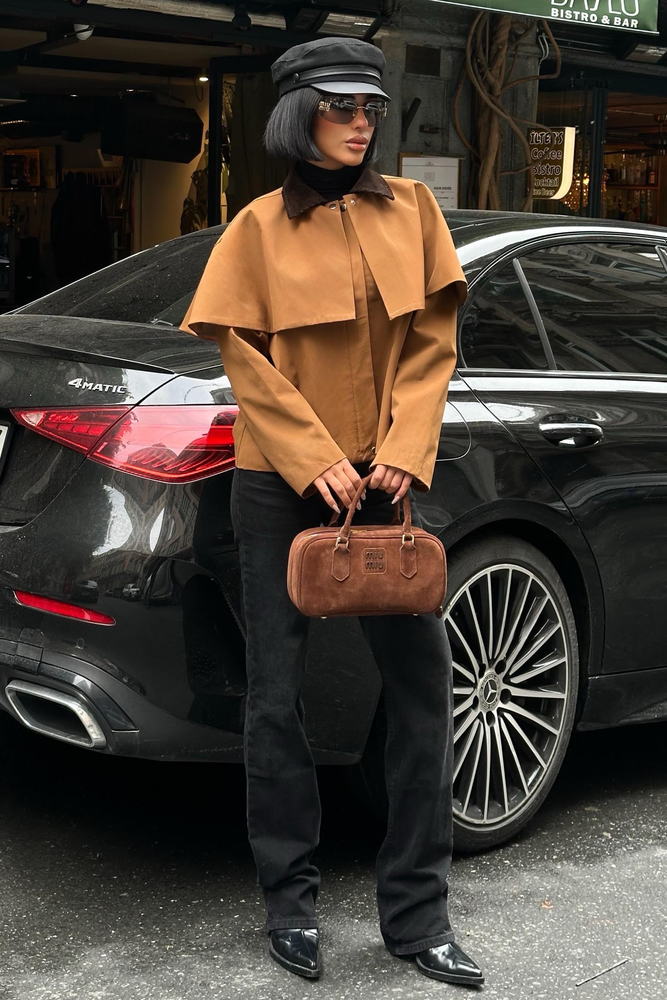 Trençkot Stil Pelerinli Ceket – Kadife Yaka Detaylı Kısa Mont – Camel