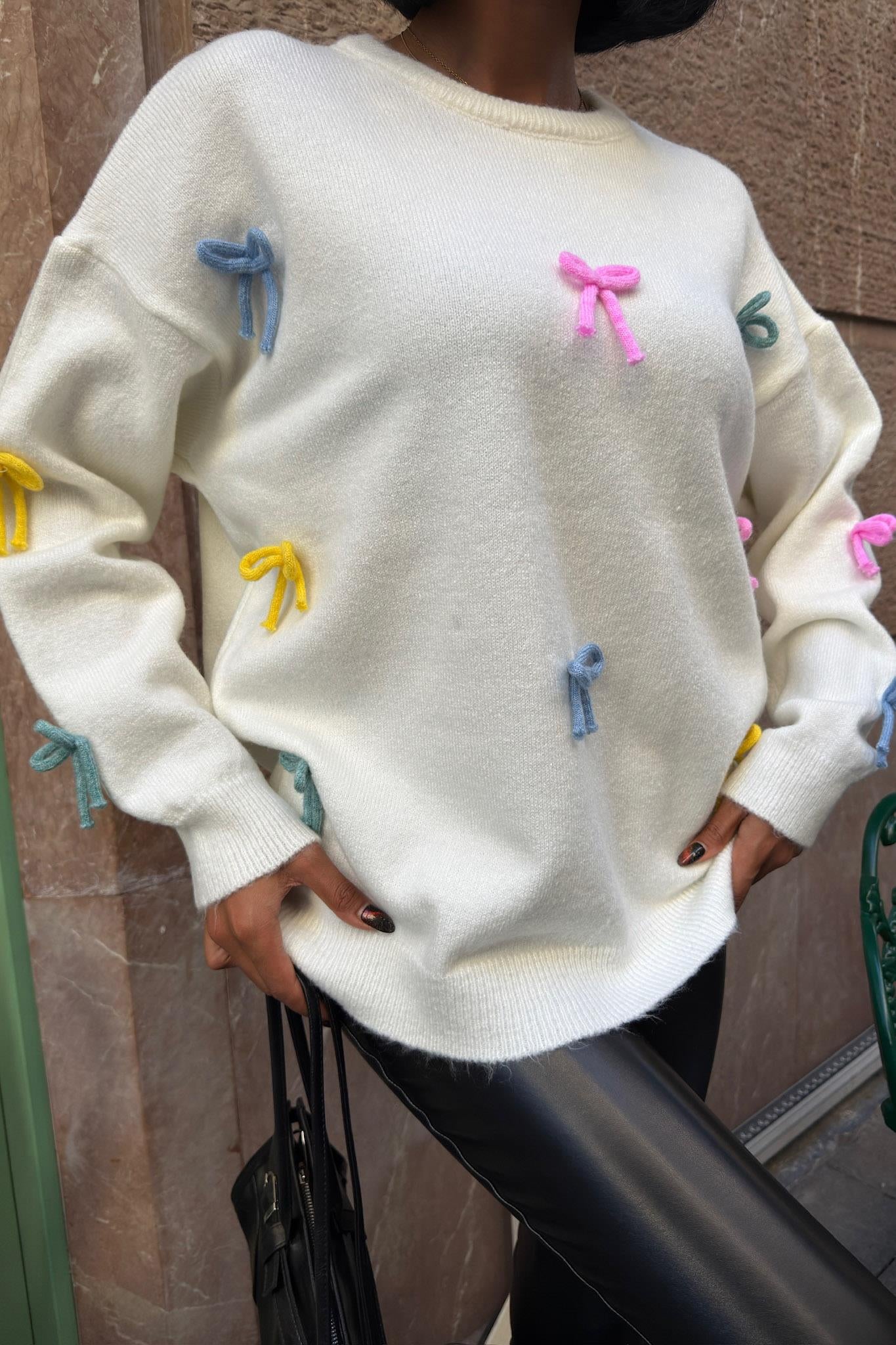 Renkli Fiyonk Detaylı Oversize Triko Kazak – Günlük Şıklığın En Tatlı Hali 🎀 – Siyah