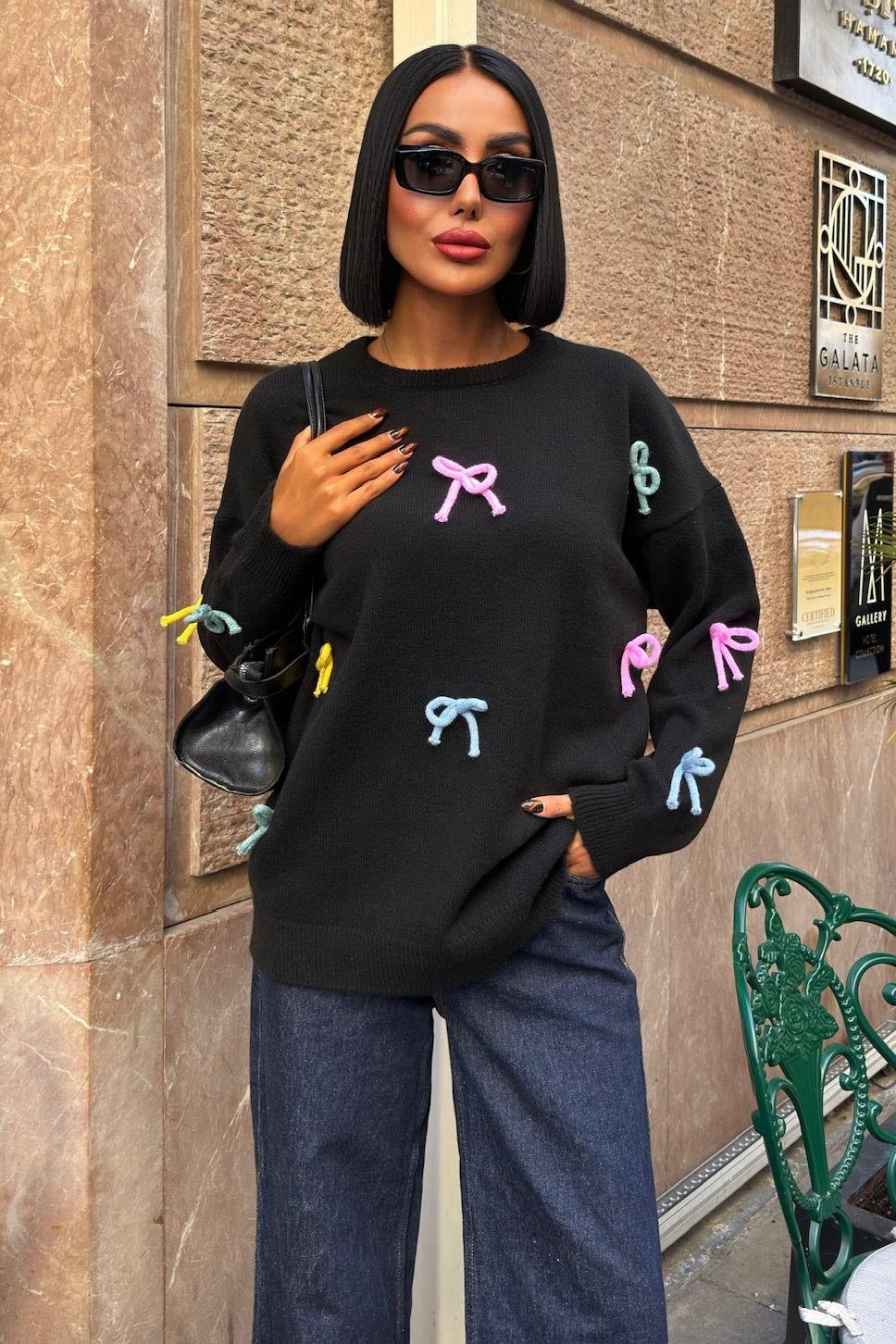 Renkli Fiyonk Detaylı Oversize Triko Kazak – Günlük Şıklığın En Tatlı Hali 🎀 – Siyah