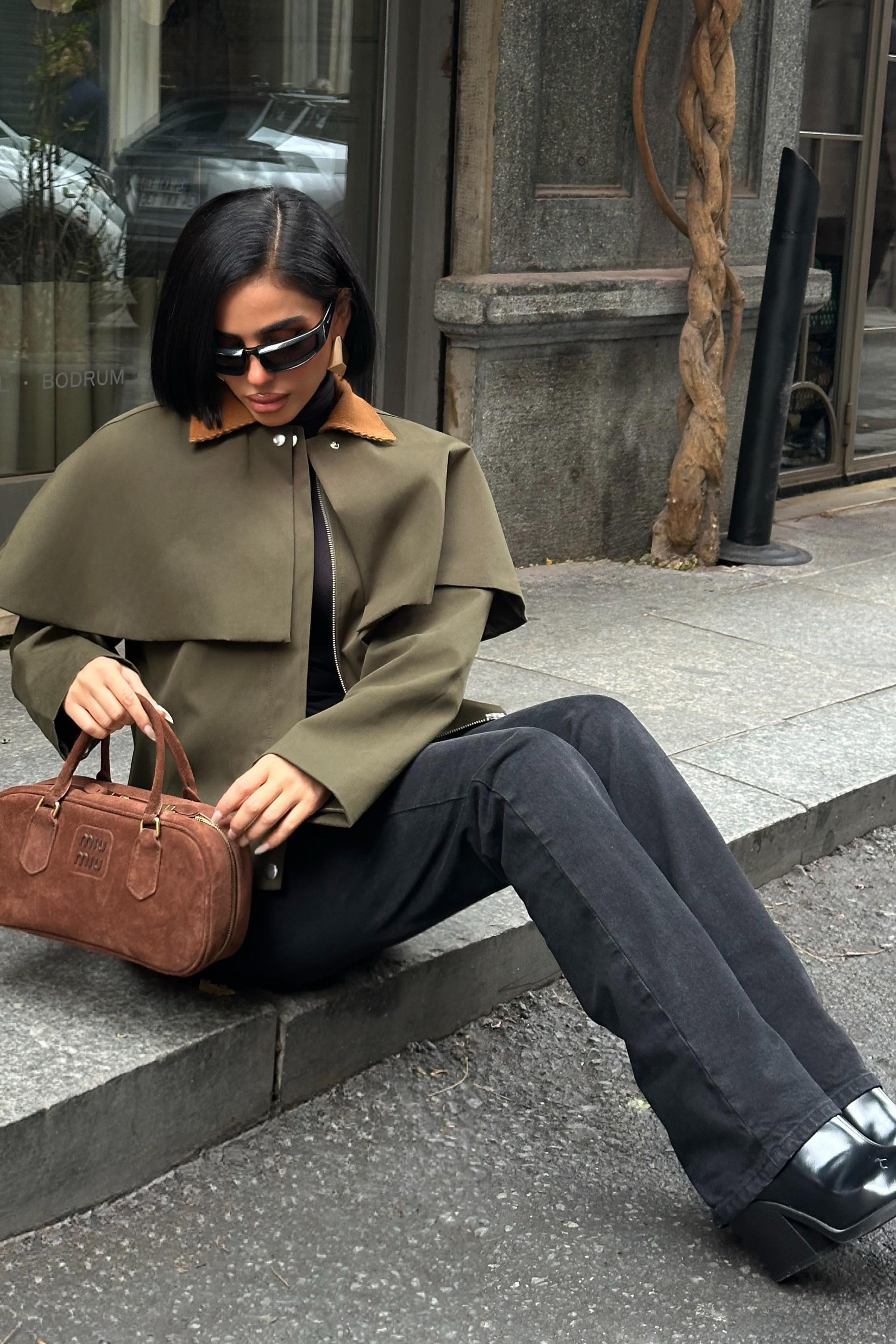 Trençkot Stil Pelerinli Ceket – Kadife Yaka Detaylı Kısa Mont – Yeşil