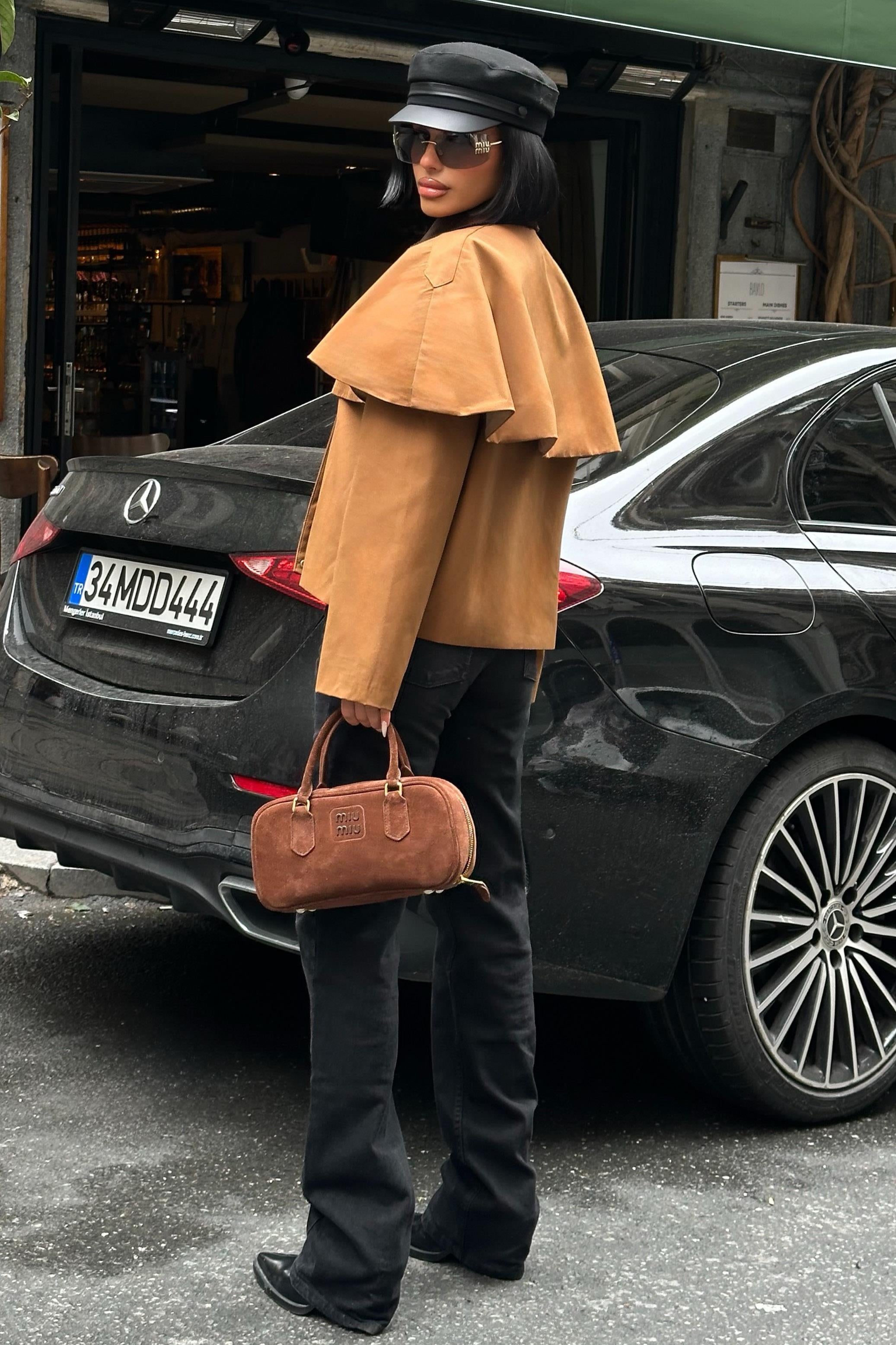 Trençkot Stil Pelerinli Ceket – Kadife Yaka Detaylı Kısa Mont – Camel