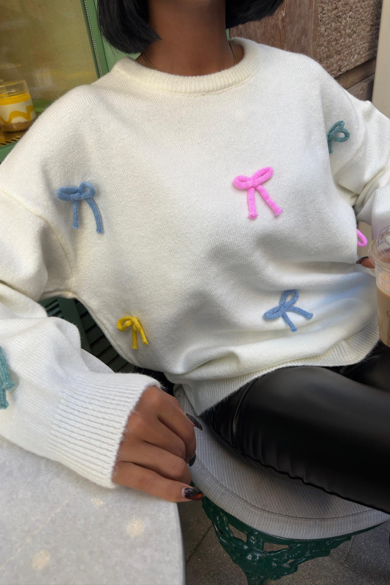 Renkli Fiyonk Detaylı Oversize Triko Kazak – Günlük Şıklığın En Tatlı Hali 🎀 – Siyah