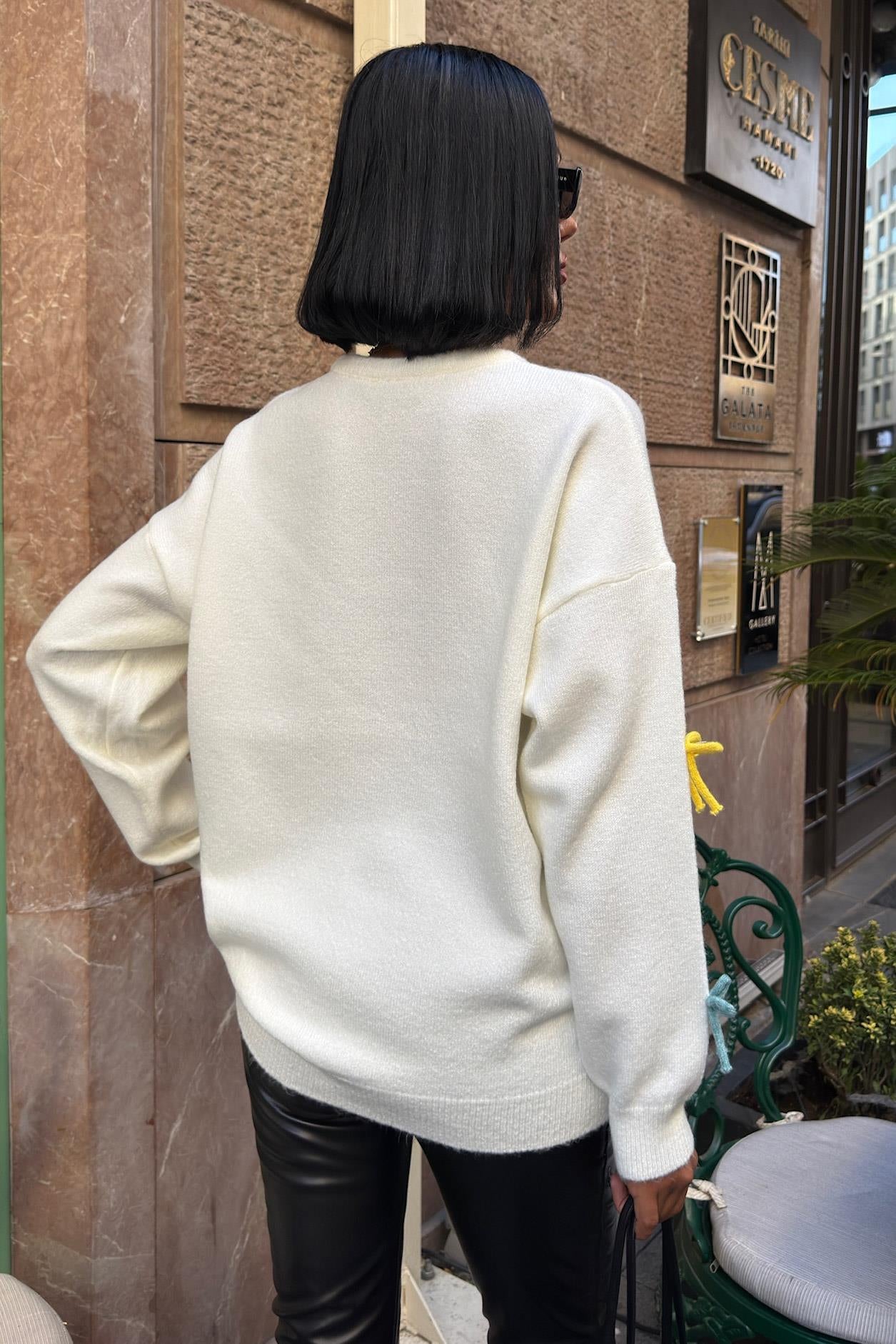 Renkli Fiyonk Detaylı Oversize Triko Kazak – Günlük Şıklığın En Tatlı Hali 🎀 – Siyah