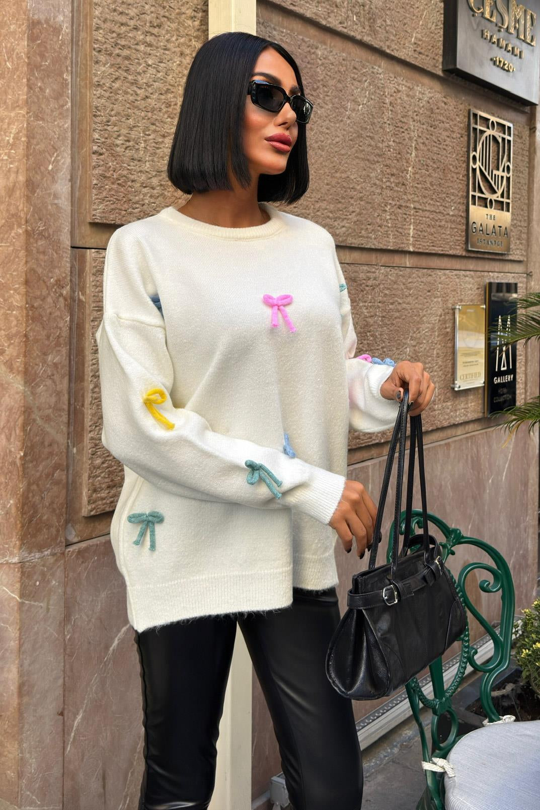 Renkli Fiyonk Detaylı Oversize Triko Kazak – Günlük Şıklığın En Tatlı Hali 🎀 – Siyah