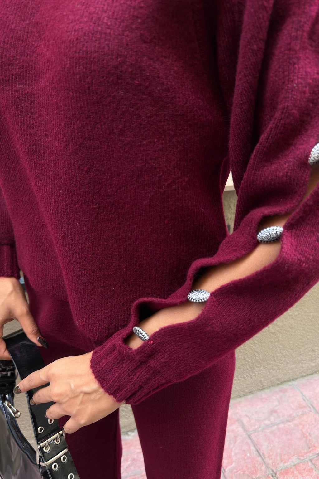 Kolları Aksesuar Dekolteli Triko Takım – Şık ve Rahat İki Parça Takım – Kahverengi