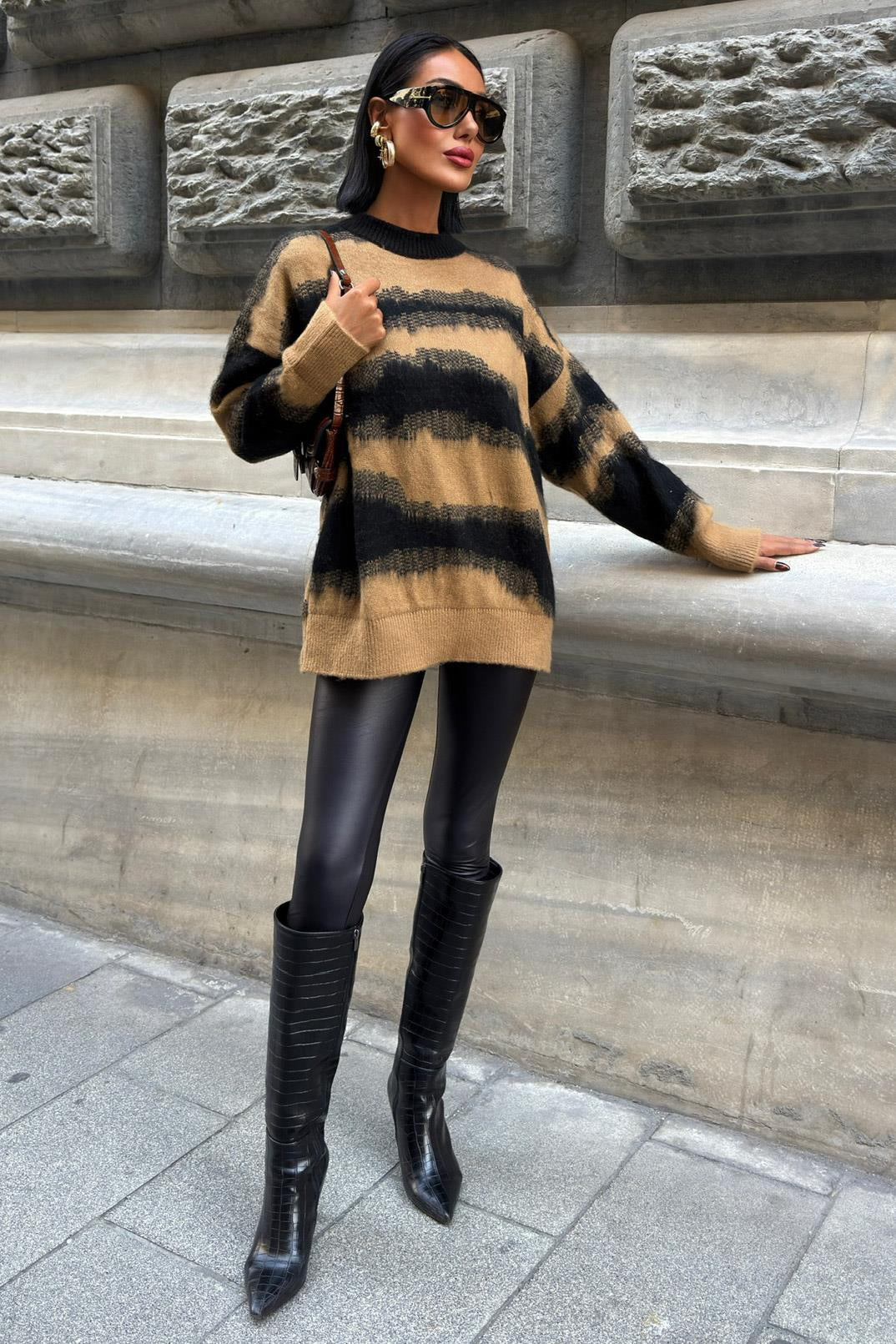 Geçişli Renk Detaylı Şardonlu Kazak – Oversize Bisiklet Yaka Triko – Camel