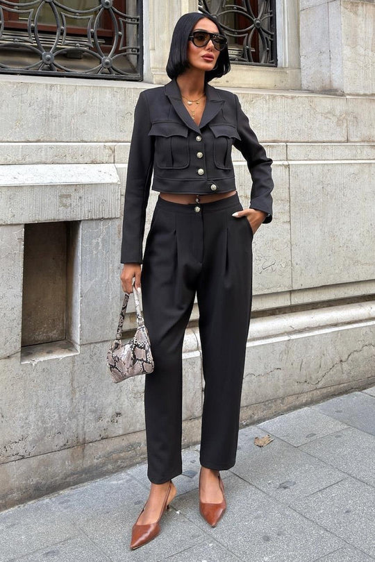Blazer ve Pantolon Takımı – Kadınlar İçin Modern İş Kıyafeti
