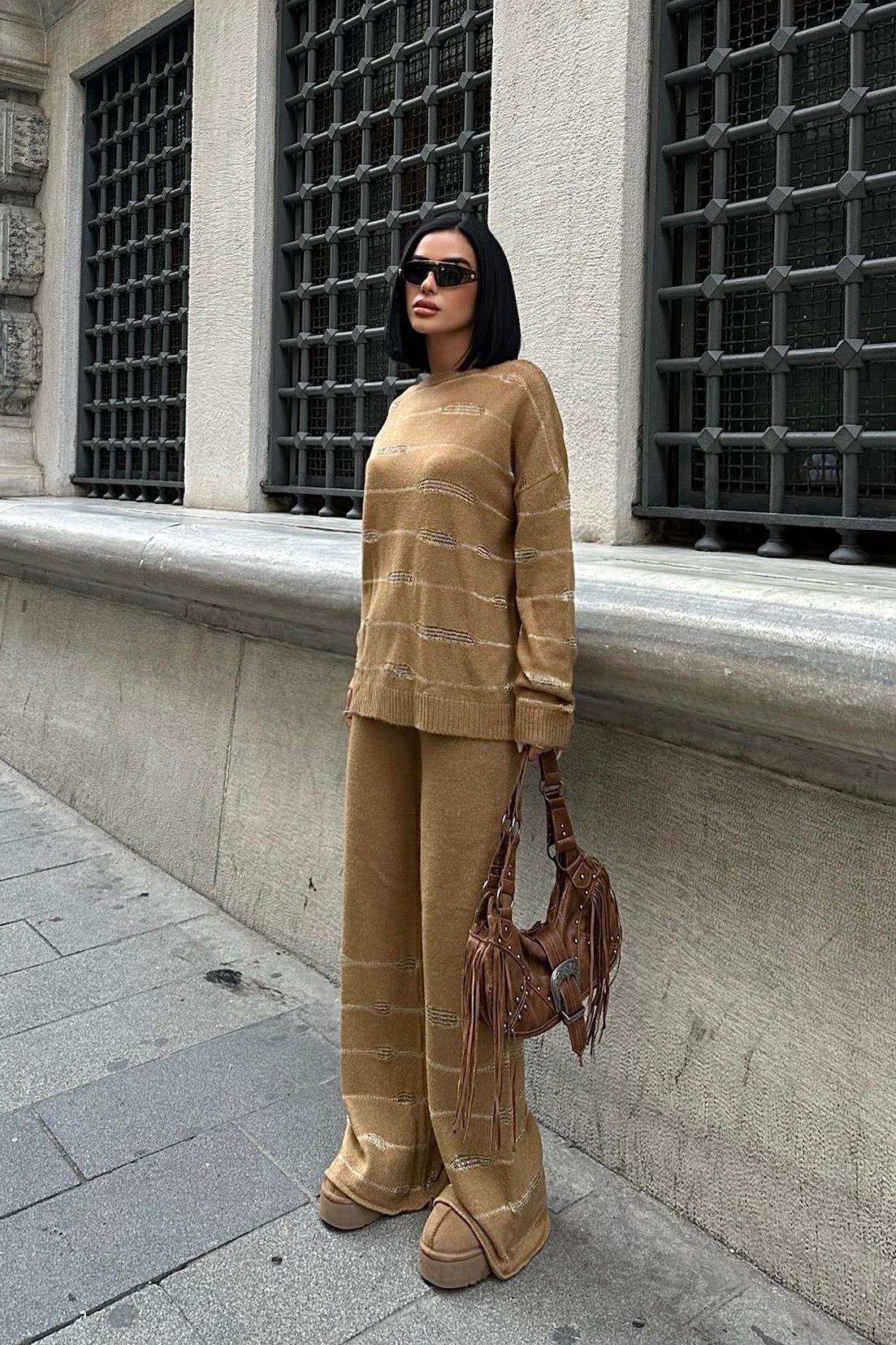 Ellery Simli Triko Takım – Parlak Detaylı İki Parça Kazak ve Pantolon Takım – Kahverengi
