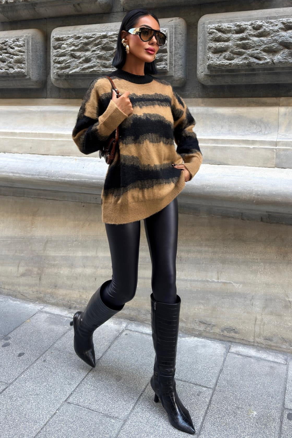 Geçişli Renk Detaylı Şardonlu Kazak – Oversize Bisiklet Yaka Triko – Camel