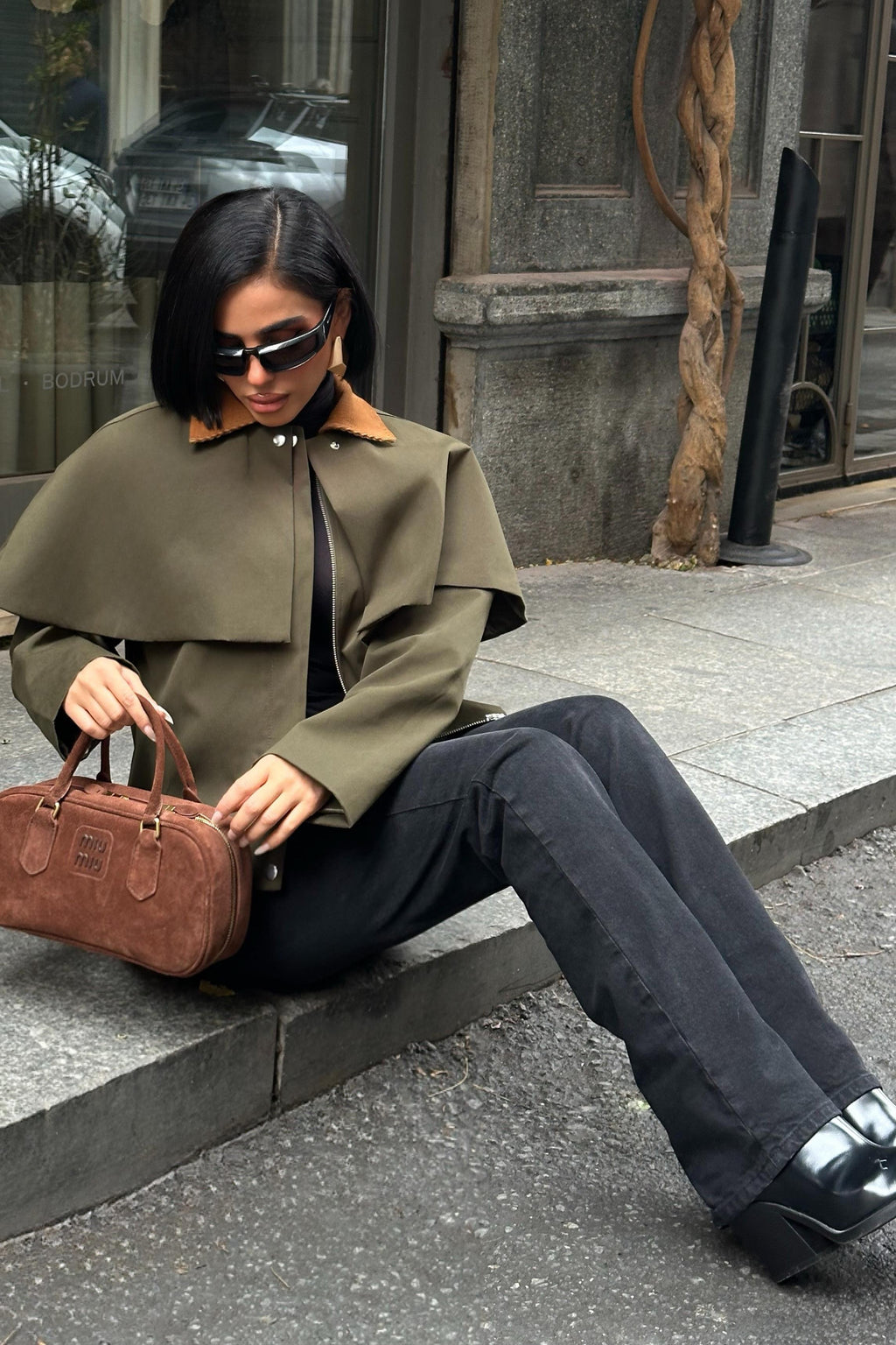 Trençkot Stil Pelerinli Ceket – Kadife Yaka Detaylı Kısa Mont – Lacivert